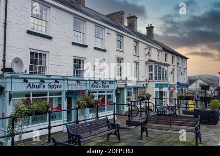 Geschäfte und Restaurants im Stadtzentrum von Corwen in Nordwales Stockfoto