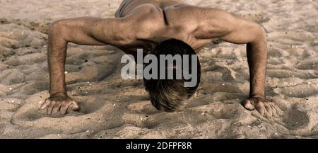 Push-up-Übung am Sandstrand Stockfoto