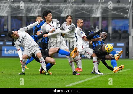 Mailand, Italien. Dezember 2020. Takehiro Tomiyasu (14), Gary Medel (17) und Danilo (23) von Bologna und Romelu Lukaku Og Inter gesehen in der Serie EIN Spiel zwischen Inter Mailand und Bologna in San Siro in Mailand. (Foto Kredit: Gonzales Foto/Alamy Live News Stockfoto