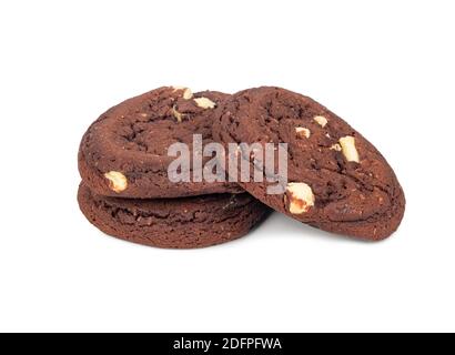 Drei Schokoladenkekse mit Kokosnussscheiben auf weißem Hintergrund Stockfoto