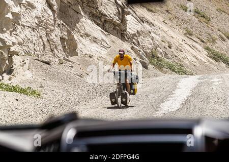 Radfahrer auf der Seidenstraße in der Nähe von Khekhik, Tadschikistan Stockfoto