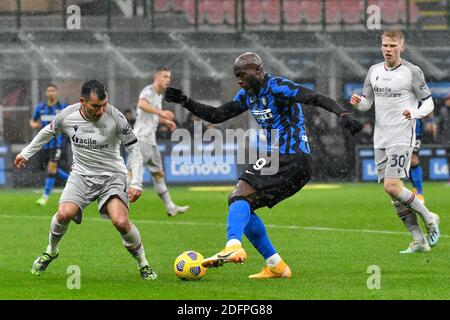 Mailand, Italien. Dezember 2020. Romelu Lukaku (9) von Inter Mailand und Gary Medel (17) von Bologna gesehen in der Serie EIN Spiel zwischen Inter Mailand und Bologna in San Siro in Mailand. (Foto Kredit: Gonzales Foto/Alamy Live News Stockfoto