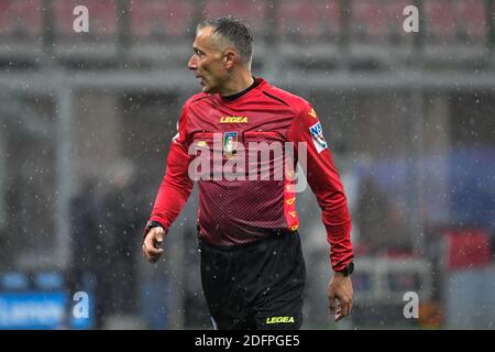 Mailand, Italien. Dezember 2020. Schiedsrichter Paolo Valeri in Aktion gesehen während der Serie EIN Spiel zwischen Inter Mailand und Bologna in San Siro in Mailand. (Foto Kredit: Gonzales Foto/Alamy Live News Stockfoto