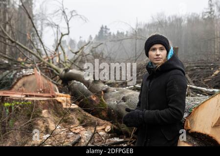 Dannenrod, Deutschland. Dezember 2020. Die Klimaaktivistin Luisa Neubauer steht neben gefällten Bäumen in der Lichtung des Waldes in Dannenrod. Hier im Dannenrod-Wald wurde in den letzten Wochen der Gang für den umstrittenen Weiterbau der Autobahn 49 geräumt. Quelle: Lukas Clobes/dpa/Alamy Live News Stockfoto