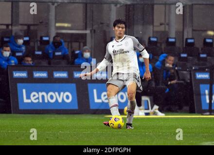 Mailand, Italien. Dezember 2020. Takehiro Tomiyasu (14) von Bologna gesehen in der Serie EIN Spiel zwischen Inter Mailand und Bologna in San Siro in Mailand. (Foto Kredit: Gonzales Foto/Alamy Live News Stockfoto