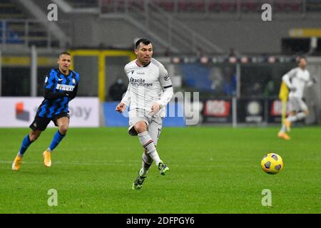 Mailand, Italien. Dezember 2020. Gary Medel (17) von Bologna gesehen in der Serie EIN Spiel zwischen Inter Mailand und Bologna in San Siro in Mailand. (Foto Kredit: Gonzales Foto/Alamy Live News Stockfoto