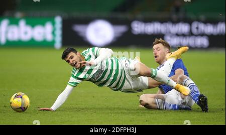 Celtic's Mohamed Elyounoussi (links) und St Johnstone's Liam Craig während des schottischen Premiership-Spiels im Celtic Park, Glasgow. Stockfoto