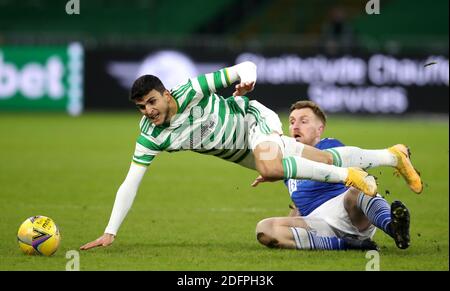 Celtic's Mohamed Elyounoussi (links) und St Johnstone's Liam Craig während des schottischen Premiership-Spiels im Celtic Park, Glasgow. Stockfoto