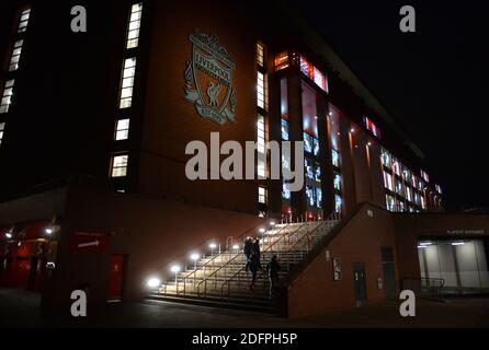 Wiederkehrende Fans, die vor dem Premier League-Spiel in Anfield, Liverpool, in Anfield ankommen. Stockfoto