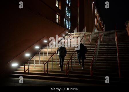 Wiederkehrende Fans, die vor dem Premier League-Spiel in Anfield, Liverpool, in Anfield ankommen. Stockfoto