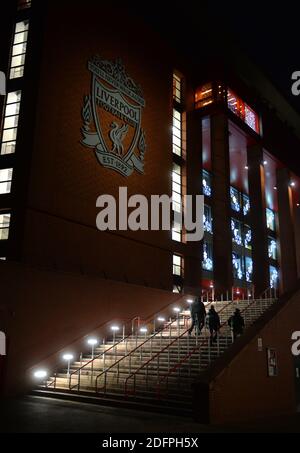 Wiederkehrende Fans, die vor dem Premier League-Spiel in Anfield, Liverpool, in Anfield ankommen. Stockfoto