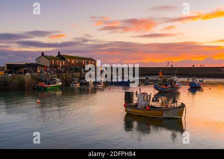 Lyme Regis, Dorset, Großbritannien. Dezember 2020. Wetter in Großbritannien. Der Himmel leuchtet orange bei Sonnenuntergang am Cobb Harbour bei Lyme Regis in Dorset am Ende eines kalten Tages mit sonnigen Zauber. Bild: Graham Hunt/Alamy Live News Stockfoto