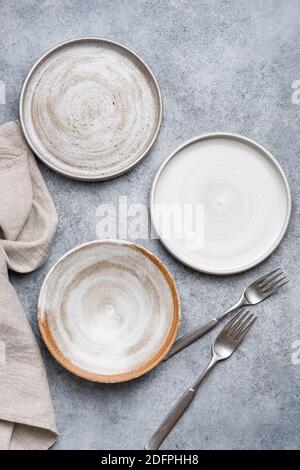 Moderne handwerkliche Keramikplatten aus grauem Ton. Draufsicht Stockfoto