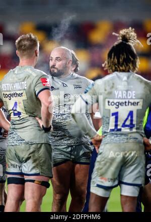 Brentford Community Stadium, London, Großbritannien. Dezember 2020. Gallagher Premiership Rugby, London Irish Versus Sale Sharks; Jake Cooper-woolley of Sale Sharks im Gespräch mit dem Spiel während der Wartezeit auf eine Verletzung Auszeit Credit: Action Plus Sports/Alamy Live News Stockfoto