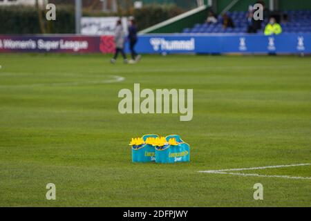 Liverpool, Großbritannien. Dezember 2020. Lucozade Flaschen vor dem Barclays Women's Super League Spiel zwischen Everton und Manchester City im Walton Hall Park in Liverpool Quelle: SPP Sport Press Foto. /Alamy Live Nachrichten Stockfoto