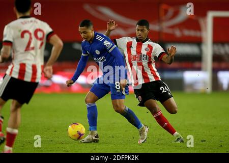 SHEFFIELD, ENGLAND. 6. DEZEMBER Leicester Citys Youri Tielemans kämpft mit den Sheffields Rhian Brewster während des Premier League-Spiels zwischen Sheffield United und Leicester City in der Bramall Lane, Sheffield am Samstag, 5. Dezember 2020. (Kredit: Chris Donnelly, MI News) Kredit: MI Nachrichten & Sport /Alamy Live Nachrichten Stockfoto