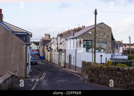 2. Dezember 2020 eine alte Steinmauer am Ende der William Street im ältesten Teil von Donaghadee, in North Down, Nordirland bei einem schönen Winter Stockfoto