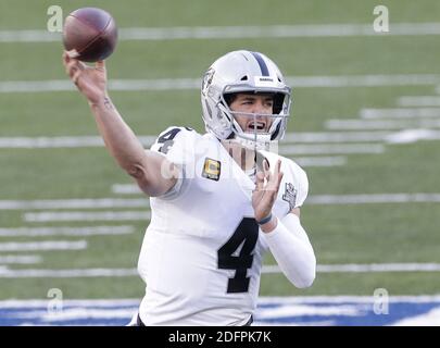 East Rutherford, Usa. Dezember 2020. Las Vegas Raiders Derek Carr wirft einen Pass in der ersten Hälfte gegen die New York Jets in Woche 13 der NFL-Saison im MetLife Stadium in East Rutherford, NJ am Sonntag, 6. Dezember 2020 Foto von John Angelillo/UPI Kredit: UPI/Alamy Live News Stockfoto