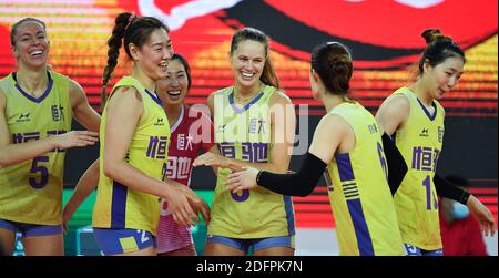 Jiangmen, Chinas Provinz Guangdong. Dezember 2020. Die Spieler des Guangdong-Teams feiern den Torstand während des Spiels der Gruppe C zwischen dem Guangdong-Team und dem Zhejiang-Team in der dritten Phase der Saison 2020-2021 Chinese Women's Volleyball Super League in Jiangmen, südchinesische Provinz Guangdong, 6. Dezember 2020. Quelle: Liu Dawei/Xinhua/Alamy Live News Stockfoto