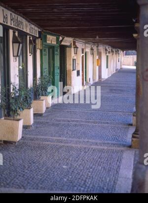 PLAZA MAYOR - SOPORTALES. Lage: AUSSEN. Chinchón. MADRID. SPANIEN. Stockfoto