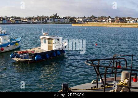 2. Dezember 2020 Donaghadee Hafen und Leuchtturm auf den Ards Halbinsel in Nordirland badete in Wintersonne auf einem nacht noch kalten Winter danach Stockfoto