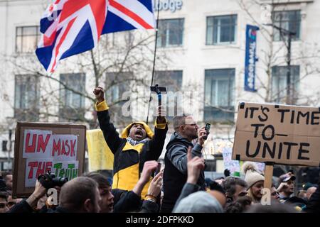 Ein Protestler, der während des freiheitsmarsches in den Piccadilly Gardens Parolen singt.Demonstranten gehen erneut auf die Straße, um das Bewusstsein für die jüngsten Sperren und ihre Auswirkungen auf die Lebensgrundlagen der Menschen zu schärfen. Stockfoto