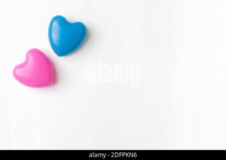 Zwei Herzen liegen auf weißem Hintergrund. Das Konzept der Valentinstag, Familie, glückliches Paar.Copy Raum. Valentinskarte. Liebe und Familie Co Stockfoto