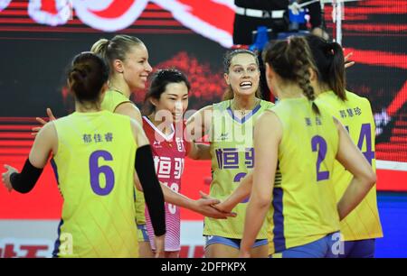 Jiangmen, Chinas Provinz Guangdong. Dezember 2020. Die Spieler des Guangdong-Teams feiern den Torstand während des Spiels der Gruppe C zwischen dem Guangdong-Team und dem Zhejiang-Team in der dritten Phase der Saison 2020-2021 Chinese Women's Volleyball Super League in Jiangmen, südchinesische Provinz Guangdong, 6. Dezember 2020. Quelle: Liu Dawei/Xinhua/Alamy Live News Stockfoto