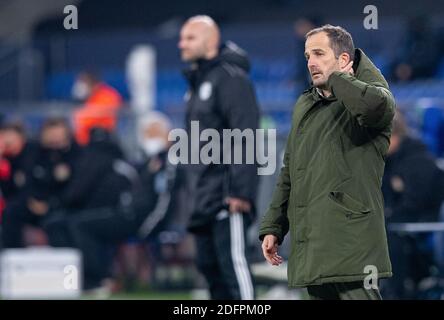 Gelsenkirchen, Deutschland. Dezember 2020. Fußball: Bundesliga, FC Schalke 04 - Bayer Leverkusen, 10. Spieltag in der Veltins Arena. Schalkes Trainer Manuel Baum steht an der Seitenlinie und schnappt sich den Kopf. Quelle: Guido Kirchner/dpa - WICHTIGER HINWEIS: Gemäß den Bestimmungen der DFL Deutsche Fußball Liga und des DFB Deutscher Fußball-Bund ist es untersagt, im Stadion und/oder aus dem Spiel aufgenommene Aufnahmen in Form von Sequenzbildern und/oder videoähnlichen Fotoserien zu nutzen oder auszunutzen./dpa/Alamy Live News Stockfoto