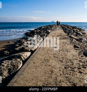 Poole Dorset UK, Dezember 06 2020, Menschen, die am Ende EINER leeren Meereswasserbrücke während des Coronavirus stehen Stockfoto