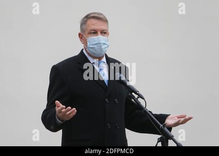 Bukarest, Rumänien. Dezember 2020. Der rumänische Präsident Klaus Iohannis mit Gesichtsmaske spricht nach der Abstimmung in Bukarest, Rumänien, am 6. Dezember 2020 in einem Wahllokal zu den Medien. Im Rahmen besonderer Schutzmaßnahmen werden voraussichtlich am Sonntag über 18 Millionen Rumänen zur Wahl eines neuen zweikammerparlaments für die nächsten vier Jahre ihre Stimme geben. Quelle: Cristian Cristel/Xinhua/Alamy Live News Stockfoto