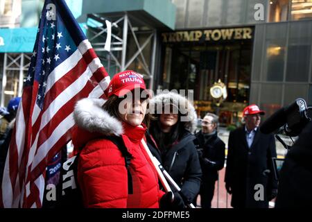 New York City, USA. Dezember 2020. Anhänger von Präsident Trump versammeln sich am 6. Dezember 2020 vor dem Trump Tower Fifth Avenue. Pro-Trump-Demonstranten zitieren ihre Ansichten und begründen, warum der Präsident der legitime Gewinner der Wahl am 3. November ist, wobei sie auf Betrug und „das Stehlen“ sowie viele Unregelmäßigkeiten während der Wahl verweisen. (Foto: John Lamparski/SIPA USA) Quelle: SIPA USA/Alamy Live News Stockfoto