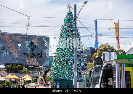 Melbourne, Victoria, Australien. November 2020. Weihnachtsbaum aus Kunststoff am Federation Square in Melbourne. Quelle: Alexander Bogatirev/SOPA Images/ZUMA Wire/Alamy Live News Stockfoto