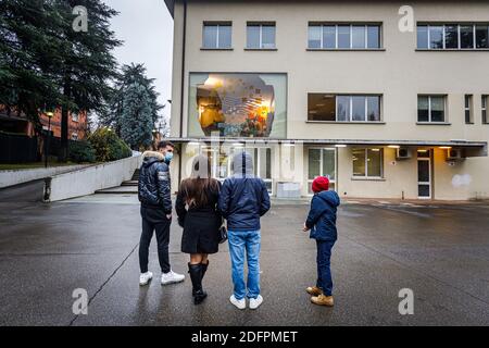 Casalecchio di Reno, Italien. Dezember 2020. Gedenken an den 30. Jahrestag des Massakers von Salvemini in Anwesenheit der Eltern der Opfer in Casalecchio di Reno, Bologna, Italien am 06. Dezember 2020 am 6. Dezember 1990 stürzte ein Militärjet der italienischen Luftwaffe MB-326 in ein Schulgebäude in Casalecchio di Reno, In der Nähe von Bologna, tötete zwölf Studenten und verletzte 88 andere Studenten und Mitarbeiter. Kredit: Massimiliano Donati/Alamy Live Nachrichten Stockfoto