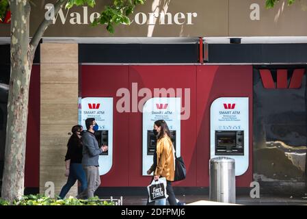 Melbourne, Victoria, Australien. November 2020. Fußgänger laufen an Geldautomaten an der Westpac Bank in der Swanston Street vorbei. Quelle: Alexander Bogatirev/SOPA Images/ZUMA Wire/Alamy Live News Stockfoto