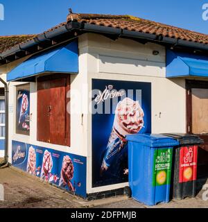 Poole Dorset UK, Dezember 06 2020, Seafront Ice Cream Shop wurde während der Coronavirus-Sperre verladen und geschlossen Stockfoto