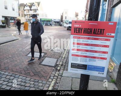 Faversham, Kent, Großbritannien. Dezember 2020. Swale hat immer noch eine der höchsten kovidalen Infektionsraten im Land. Im Bild Faversham High Street in Swale am Sonntag. Kredit: James Bell/Alamy Live Nachrichten Stockfoto