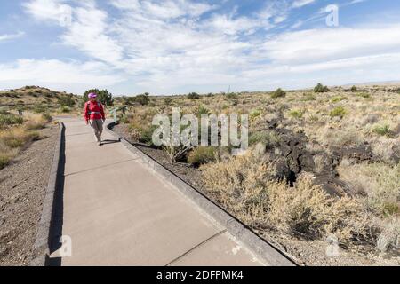 Person zu Fuß auf dem Naturlehrpfad therough Valley of Fires, New Mexico, USA Stockfoto