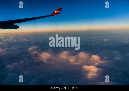 Virgin Atlantic Flügel tiip im Flug über Sonnenaufgangswolken Stockfoto