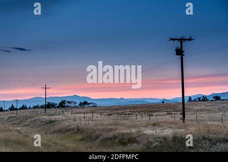 Telegraph Pole und Linie mit den Boulder Mountains, Whitehall, Montana, USA Stockfoto