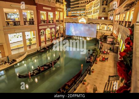 Manila, Philippinen. Dezember 2020. Besucher an Bord der Gondeln (traditionelle venezianische Ruderboote mit flachem Boden) sehen sich einen Film im "schwimmenden Kino" in Manila, Philippinen, 6. Dezember 2020 an. Ein schwimmendes Kino wurde in einem örtlichen Einkaufszentrum eröffnet, da die Kinos im ganzen Land wegen der COVID-19-Pandemie immer noch geschlossen sind. Quelle: Rouelle Umali/Xinhua/Alamy Live News Stockfoto