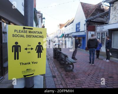 Faversham, Kent, Großbritannien. Dezember 2020. Swale hat immer noch eine der höchsten kovidalen Infektionsraten im Land. Im Bild Faversham High Street in Swale am Sonntag. Kredit: James Bell/Alamy Live Nachrichten Stockfoto