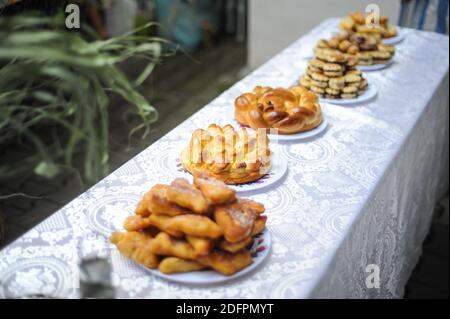 Bild mit geringer Schärfentiefe (selektiver Fokus) mit traditionellem rumänischen Gebäck auf einem Tisch. Stockfoto