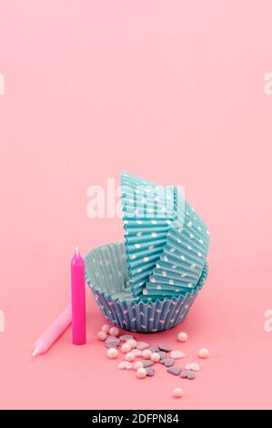 Blaue Papier Cupcakes auf rosa Hintergrund Stockfoto