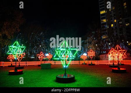 5. Dezember 2020 - London, Großbritannien, Connected by Light kuratierte Lichtkunstinstallationen, Tetra Park by Mandylights in Canary Wharf Stockfoto