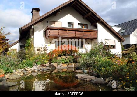 Herbstfarben am Gartenteich, Weilerswist, Nordrhein-Westfalen, Deutschland Stockfoto