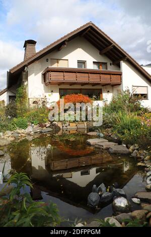 Herbstfarben am Gartenteich, Weilerswist, Nordrhein-Westfalen, Deutschland Stockfoto