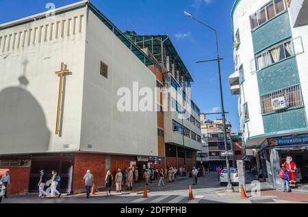 Caracas, Miranda, Venezuela. Dezember 2020. Wahlzentren mit knapper Beteiligung sind das Hauptmerkmal der Parlamentswahlen der Regierung von Nicolas Maduro, an denen die meisten der wichtigsten Oppositionsparteien nicht teilnehmen. Kredit: Jimmy Villalta/ZUMA Wire/Alamy Live Nachrichten Stockfoto