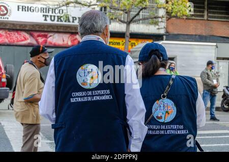 Caracas, Distrito Capital, Venezuela. Dezember 2020. Internationale Beobachter aus dem Rat der Wahlexperten Lateinamerikas. Liceo Andres Bello, eine der Wahlzentren mit der höchsten Wählerzahl. Wahlzentren mit knapper Beteiligung sind das Hauptmerkmal der Parlamentswahlen der Regierung von Nicolas Maduro, an denen die meisten der wichtigsten Oppositionsparteien nicht teilnehmen. Kredit: Jimmy Villalta/ZUMA Wire/Alamy Live Nachrichten Stockfoto