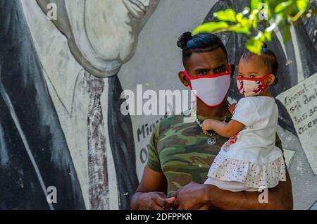 Caracas, Distrito Capital, Venezuela. Dezember 2020. Liceo Andres Bello, eine der Wahlzentren mit der höchsten Wählerzahl. Wahlzentren mit knapper Beteiligung sind das Hauptmerkmal der Parlamentswahlen der Regierung von Nicolas Maduro, an denen die meisten der wichtigsten Oppositionsparteien nicht teilnehmen. Kredit: Jimmy Villalta/ZUMA Wire/Alamy Live Nachrichten Stockfoto